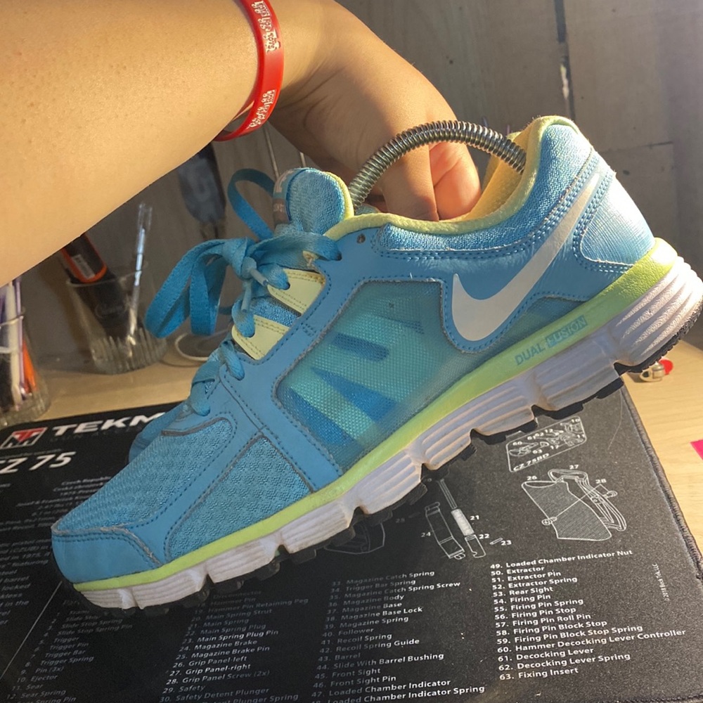 Womens Nike duel fusions size 10. No holes or tears.
